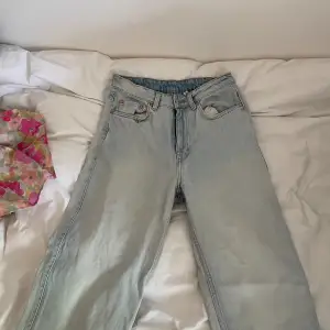 Ett par fina ljusa jeans från Weekday 🩵 Perfekta till sommaren!! De är högmidjade och raka i benen, använda max 5 gången