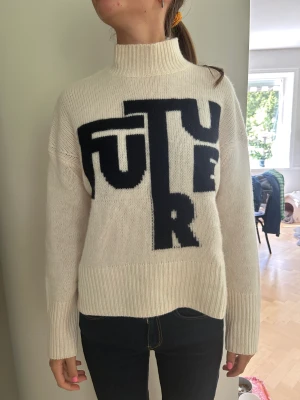 Kashmirtröja From Future - Superfin kashmirtröja från From Future i mycket fint skick, knappt änvänd. 600kr
