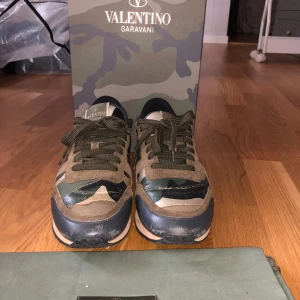 Valentino Rockrunner  - Ett par Valentino Rockrunner skor som är perfekta till sommaren  Passar inte mig längre därför säljer jag dom. Pris kan diskuteras, såklart äkta