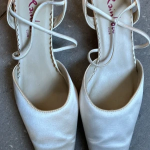 Bröllopsskor storlek 37 - Bröllopsskor i märket Rainbow. Storlek 37 (4) Använda 1 gång på bröllop.