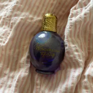 Taylor Swifts första parfym. 30 ml. Har använt den en del så den är inte helt full, men mer än hälften är kvar.  💜