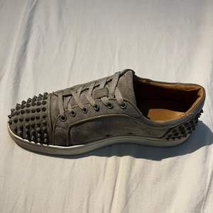 Tja, Säljer dessa feta Louboutin skor i storlek 42, Dem är i fint skick (8,5/10) och har behandlats fint. Dustbag tillkommer Pris: 4499kr.  Ifall ni har frågor så är det bara att fråga!   /Axel 😉