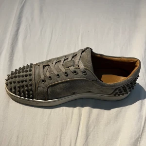 Christian Louboutin  - Tja, Säljer dessa feta Louboutin skor i storlek 42, Dem är i fint skick (8,5/10) och har behandlats fint. Dustbag tillkommer Pris: 4499kr.  Ifall ni har frågor så är det bara att fråga!   /Axel 😉