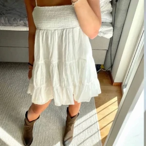 Zara klänming - Säljer min slutsålda zara klänning! Endast Zara klänning som är använd fåtal gånger! Passar perfekt till avslutning, midsommar och till hela sommaren 🤍 köpt för 399! (Bilderna är lånade, hör av er för mina) 
