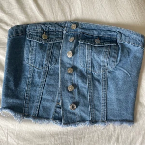 Jeans topp - Säljer nu min fina jeans topp som jag köpte nyss. Den är helt ny och inga defekter säljer då jag råka köpa två! Pris kan alltid diskuteras. Hör gjärna av er för fler bilder
