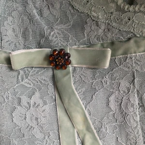 Blått - Jättefint oanvänr blått spets linne ( är lite mera bli i verkligheten)