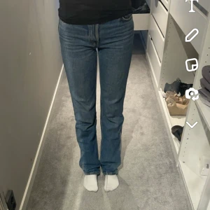 Straight mid waist - Säljer dessa raka mid waist jeans från Weekday i modellen pin, waist 25 längd 32. Är 163💕💕💕