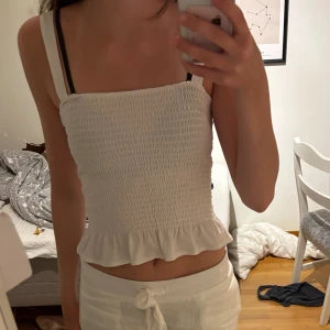 Sommar topp - Fin ribbad sommartopp med volang, köpt på hm och aldrig använd💗
