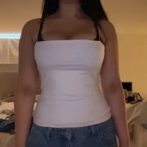 Vit top  - Spagetti straps, dubbel lager och tight som get ett slim appearance. 