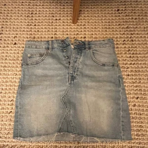 Jeanskjol  - Ljus jeanskjol från Gina Tricot