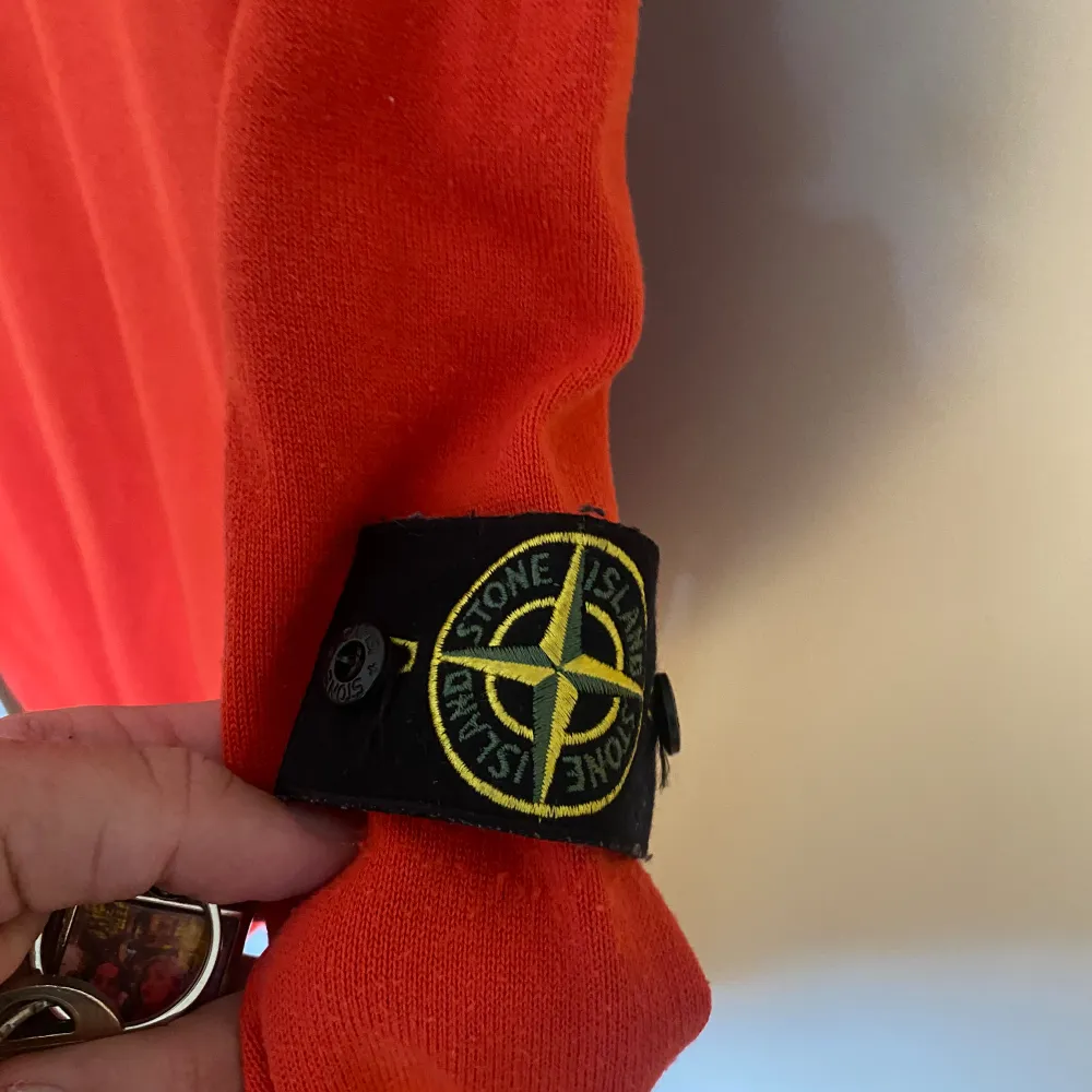 Hejsan!  Säljer nu denna snygga Stone Island tröjan i 100 procent Bumull.  Denna tröja är köpt för 2500kr i Hamburg i Stone Island butiken.  Obs tröjan har ett litet hål i armhålan som går att lösa med några trådar.  Hör av er vid bilder och frågor . Tröjor & Koftor.