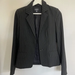 Kavaj - Kavaj som passar storlek S-M. Så snygg att ha istället för jacka på sommarkvällar och den passar till allt 🖤