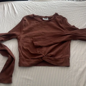 Oanvänd tröja - Oanvänd. Ribbad,  tunn material