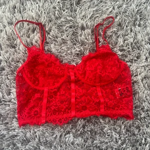 Röd spetstopp - Har ingen metall eller inlägg i kupan utan är bara vanligt tyg. Oanvänd.  