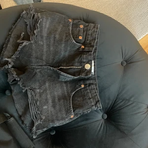Zara shorts - Säljer nu dessa snygga mörkgråa zara shorts som är Mid waist! De är aldrig använda och passar perfekt nu till sommaren💕den är i storlek 32