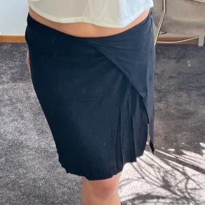 Svart kjol - Snygg Filippa K kjol med slits. Har sytt in den lite i midjan så sitter som S. Skriv privat för fler frågor🫶