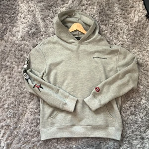 Chrome Hearts ”Suggest” Grå Hoodie Storlek M  - Den här CH hoodien e tväär fet och riktigt skön till sommaren för den e 100% ull och luftig. Rekommenderas starkt. 8/10 skick har haft den länge, inga synliga defekter! Skickar samma dag. Mvh 