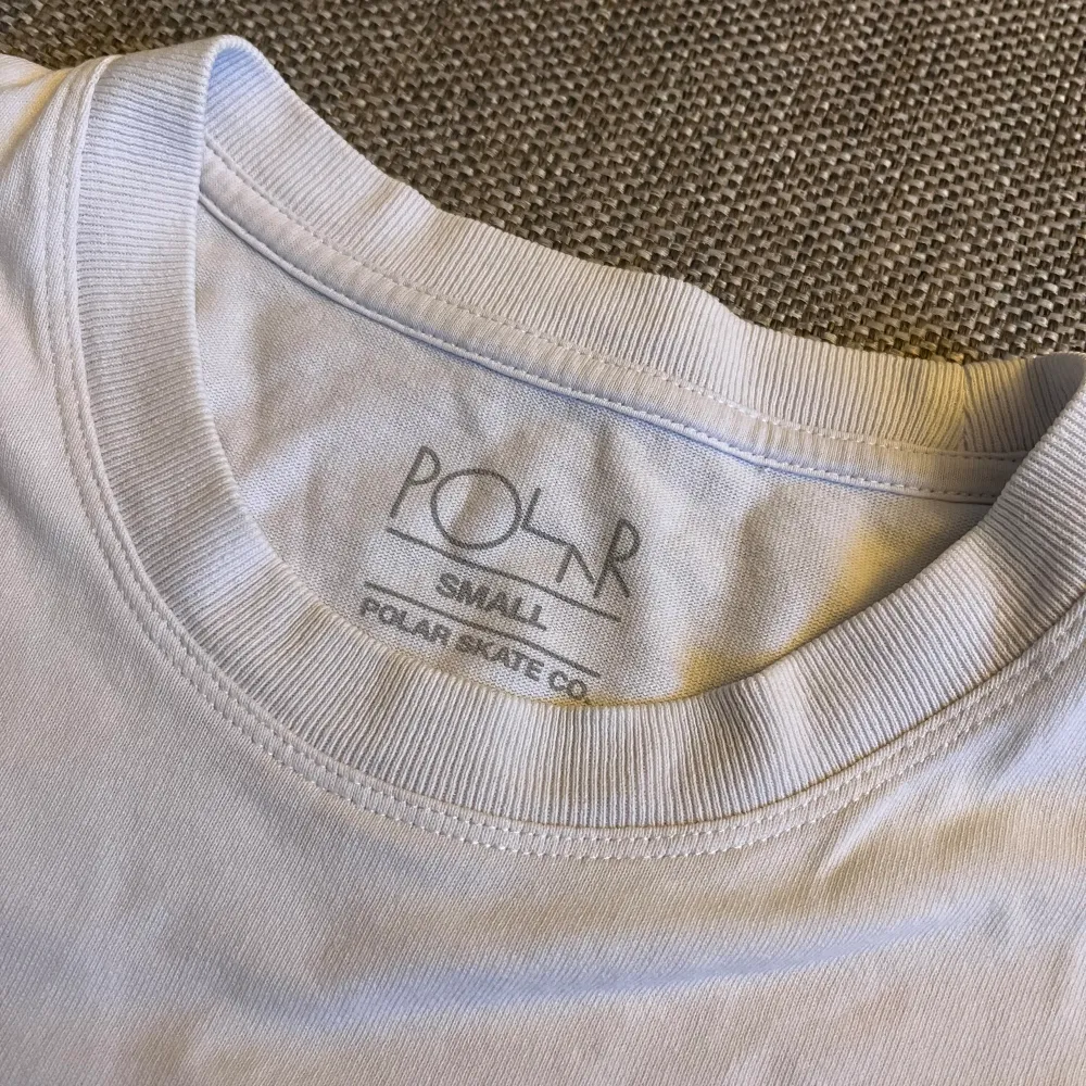 säljer min skit snygga tröja som jag inte vill sälja igentligen (men behöver pengar) den är jätte bra skick och den passar till allt man har på sig 🙏. T-shirts.