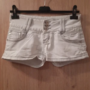Lågmidjade jeans shorts - Snygga jeansshorts ! de är lågmidjade. Har ingen bild på då de är försmå, Midjemått: 37cm Längd:23cm