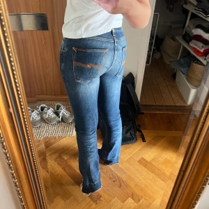 Bootcut jeans nudie  - Bootcut jeans från nudie. Använt men mycket bra skick! Storlek 27 i midja men upplever dom små
