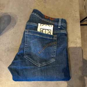 Dondup George  - Dondup George i storlek 33💸 Dem är i toppskick och köpta NK för 3200kr. Kvitto finns, hör av dig vid funderingar🤝