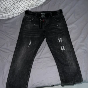 Dsquared2 jeans - Dsquared2 jeans slim fit som är använda försiktigt och tvättad ett fåtal gånger, passar mig som är 170cm lång och passar dig om du är 175cm ochså! Byxorna passar perfekt till sommaren! Skriv för mer info!!!