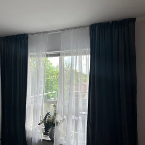 Gardiner , gardinskenor  - Hej! Säljer mina fina sammet gardiner i mörkgrå färg, köpta för 499kr styck, säljer nu för 600 för ett helt par!  Har 4 st alltså 2 par. Köper man båda för man alla 4 för 1000kr. Mått 140x300cm. Säljer även gardinskenorna 4 st för 500kr. 