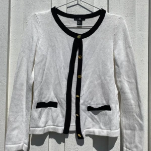 elegant kofta  - elegant kofta med guldknappar 