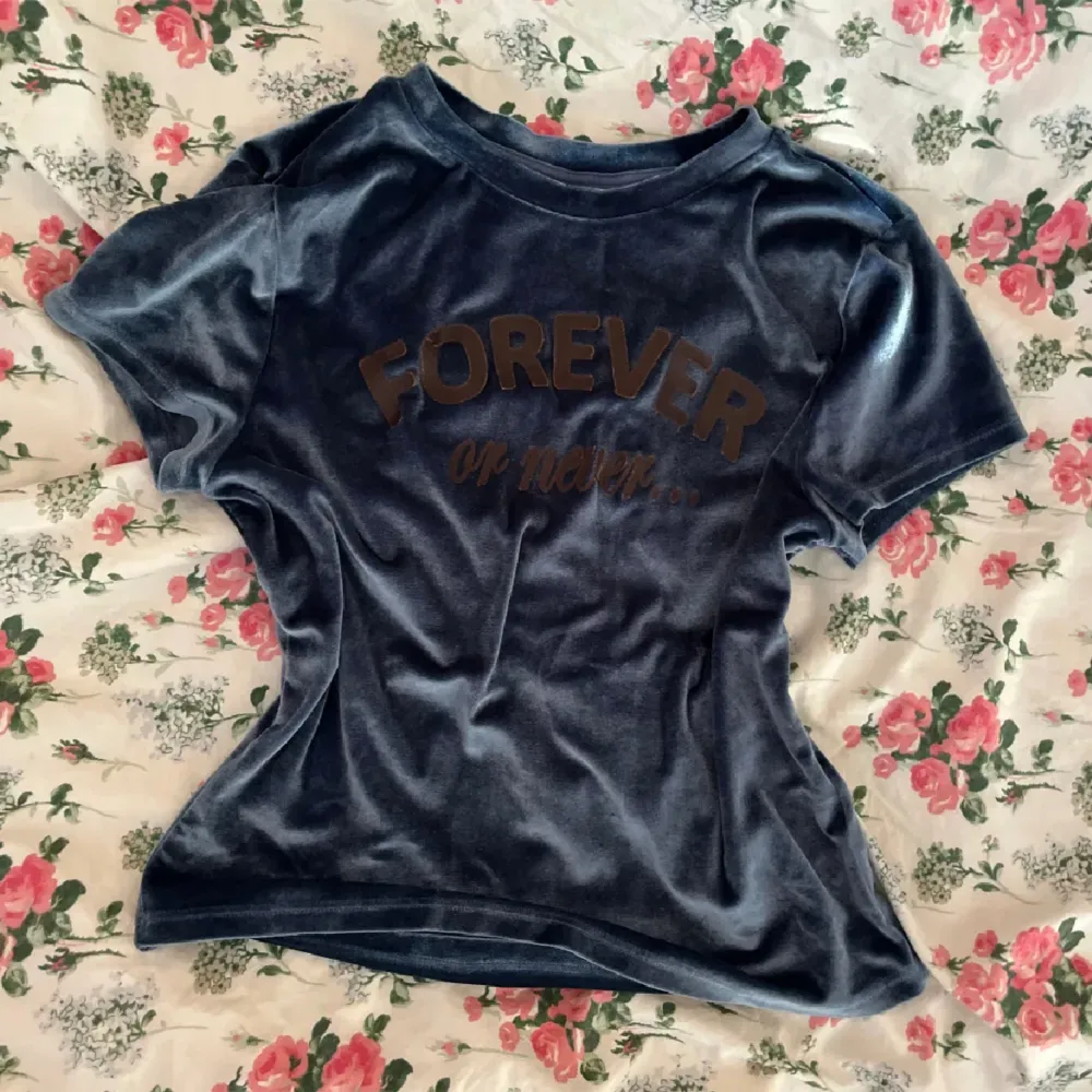 En kort blå t-shirt / babytee i velour med texten ”forever or never” från H&M i strl M!💓. T-shirts.