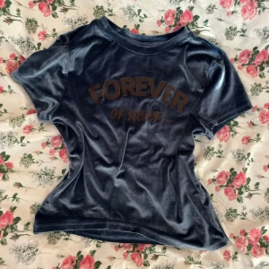 Velour tröja - En kort blå t-shirt / babytee i velour med texten ”forever or never” från H&M i strl M!💓