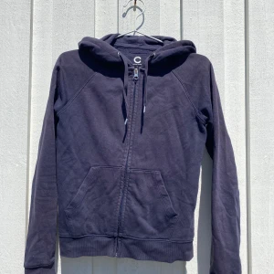 mörkblå hoodie  - mysig hoodie med dragkedja, den är mer blå än vad som framgår på bilden ✨