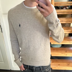 Ralph lauren tröja, Merinoull - En tröja ifrån Ralph lauren. Den är strlk M. Den har ca 5 småhål därav priset. Hör av dig vid funderingar!