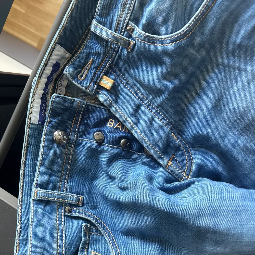 Säljer ett par riktigt snygga jeans från Jacob Cohën, perfekt tvätt nu till sommaren. Jeansen har använts väldigt få gånger då dem är för små.. Dem har en stretch i tyget, så dem är en fröjd att bära! Perfekt till sommaren!. Jeans & Byxor.