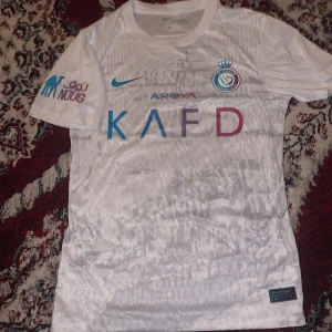 Ronaldo 7 al nassr T-shirt. - Storlek S helt ny Ronaldo 7 T-shirt.