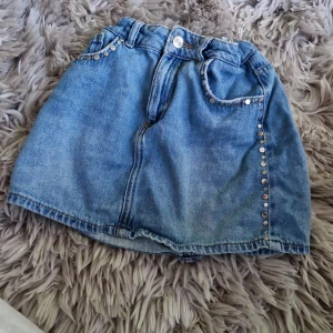 Kjol - Fin jens kjol med paljetter på sidan. Stolek 140. Från Zara