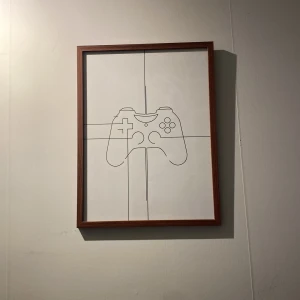 Gaming tavla - En fin tavla som passar nära skrivbordet. Det är en spelkonsol. Ingår ram