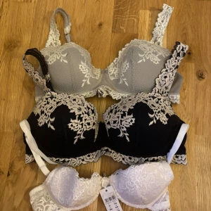 Intimissimi bh  - Säljer några av mina intimissimi bh:ar,  1. högst upp - Ice grey, 75C 400kr 2. Mitten - deep vanilla, 80C 400kr 3. Längst ned - helt ny med prislapp kvar 70B 200kr SÅLD   Alla köpta på Zalando, nypris för de två översta 619kr/st 