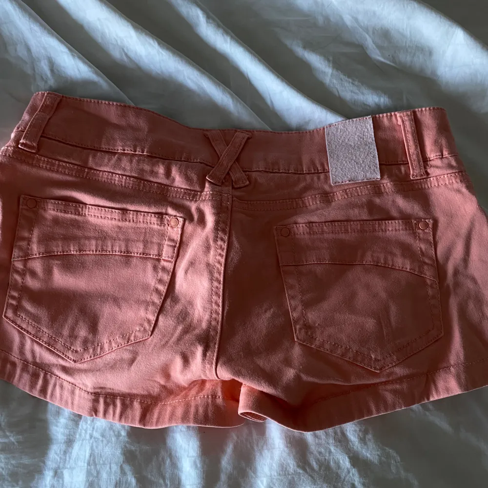  Säljer mina så snygga lågmidjade jeansshorts på grund av att de inte kommer till användning längre, Inga defekter men använd ett par gånger. Fickorna är i ett blommigt tyg likaså vid midjan, Kontakta vid frågor💞😊. Shorts.