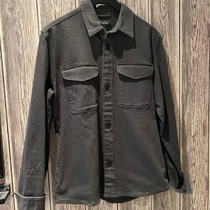Overshirt  - Overshirt  Dressmann Size S 249kr Köparen står för eventuell frakt. /KB