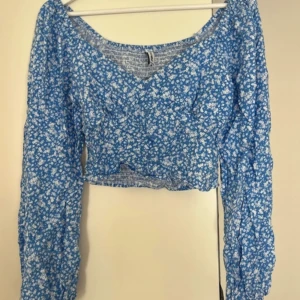 Blommig blus - Croppad blus