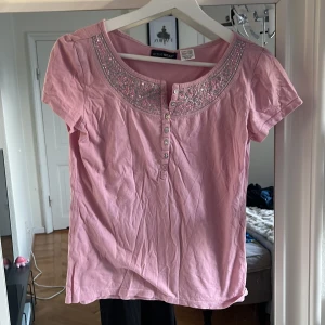 Tröja  - Tröjan är i väldigt bra skick och storlek 36 tror jag. Färgen är rosa väldigt fin ljus rosa. Den har glittriga detaljer. 