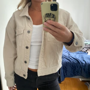Manchester jacka  - En beige Manchester jacka från pull and bear! Fint skick! 🤍