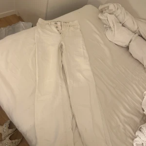 Vita jeans  - Säljer ett par vita jeans då dem är alldeles försmå för mig i midjan. Har älskat dem innan, dem sitter så bra.