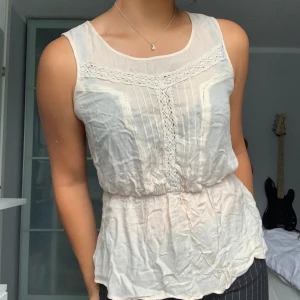 Somrig Topp - Rensar mammas garderob! En vintage topp från VILA i storlek M. 