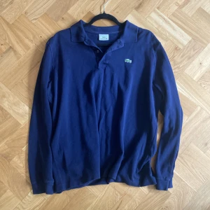 Lacsote pike - Säljer en trendig och snygg pike tröja från märket Lacoste som är perfekt nu inför sommaren.storleken på tröjan är 6 vilket skulle motsvara ungefär L. Ny pris:1800kr mitt pris:250kr