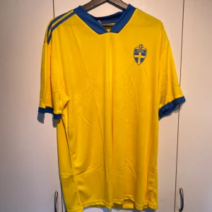Sverige tröja - En använd Sverige landslags tröja i 2 XL. Köpte för 300. Säljer billigt för den är för stor. Hörs i DM!