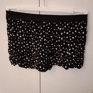 Kjol Med Små Hjärtan  - Kjol från H&M med små vita hjärtan. Storleken vet jag inte då lappen är bortklippt men är ganska stretchig så passar nog dom flesta, gissar däremot på kanske S-M någonstans.  Katt finns i hemmet