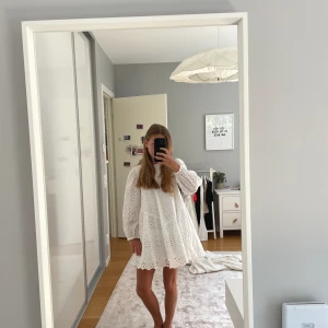 Zara klänning! 💞 - Använd bara på skolavslutningen och student 1 gång ungefär! 💞 säljer pågrund av att den inte kommer till användning! 🙏🏼säljer för 200kr tror köpt för unge för 400kr💞🙌🏼pris kan diskuteras!