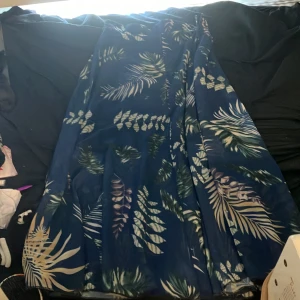 Fin kjol - Älskar och ser så fin ut! Inga defekter. För fler bilder kan du kontakta mig. Kan sänka priset om det är en snabb affär. Är 164cm lång.