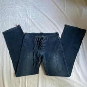 Lågmidjade bootcut jeans med knytning - Säljer dessa riktigt snygga lågmidjade bootcut jeans med knytning fram eftersom dem tyvärr var lite stora på mig.   Fråga för fler funderingar💗